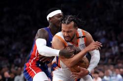 开云体育官网-NBA季后赛一触即发，各队对决场面火爆的简单介绍