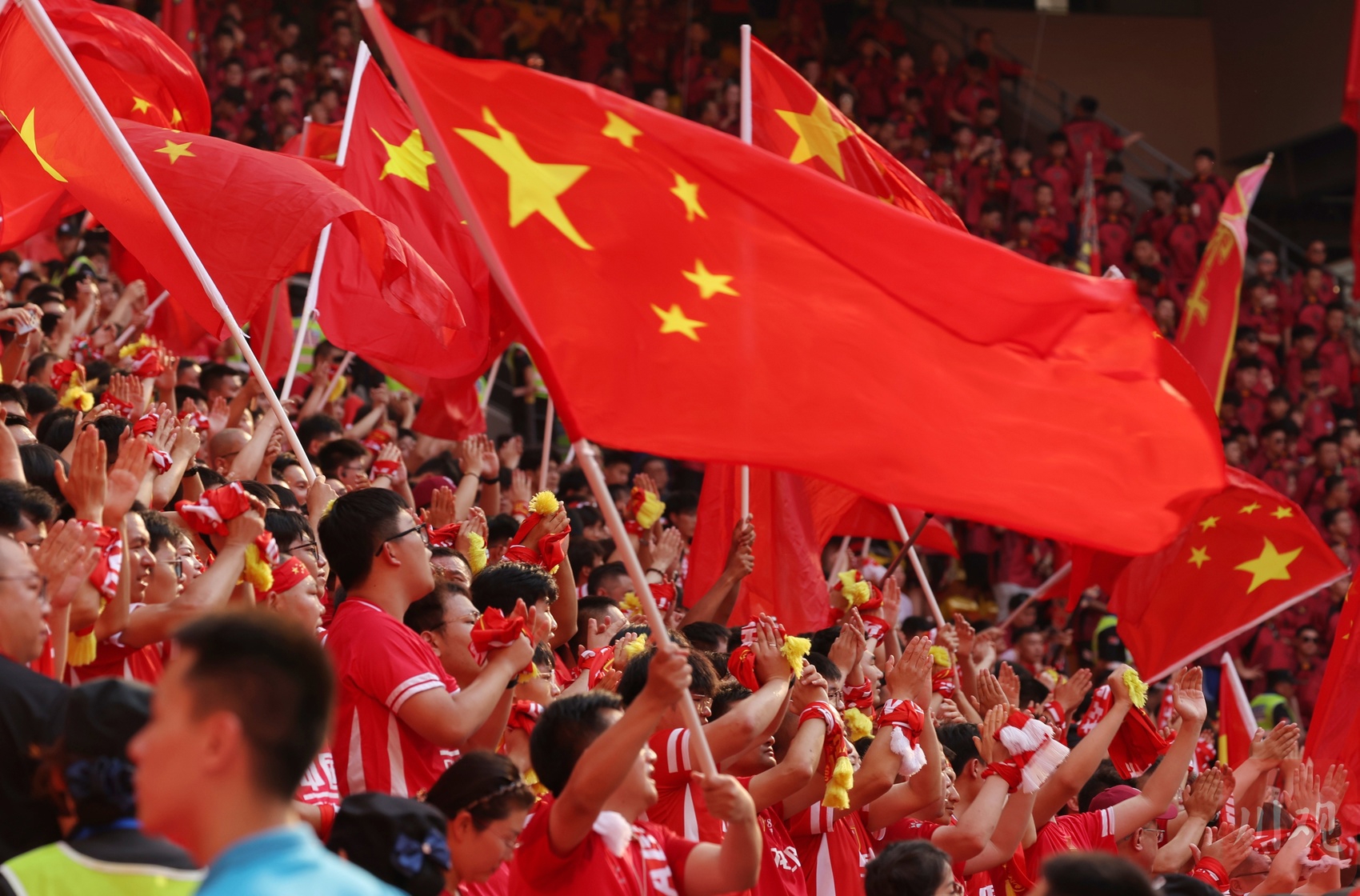 中国足球队再次获得胜利，晋级下一轮