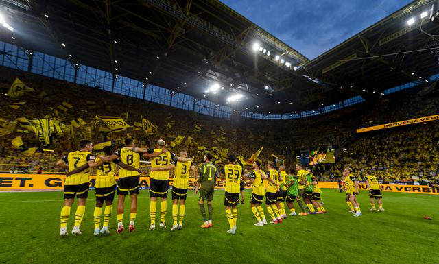 多特蒙德云达不来梅队在客场比赛中实现逆袭，夺冠