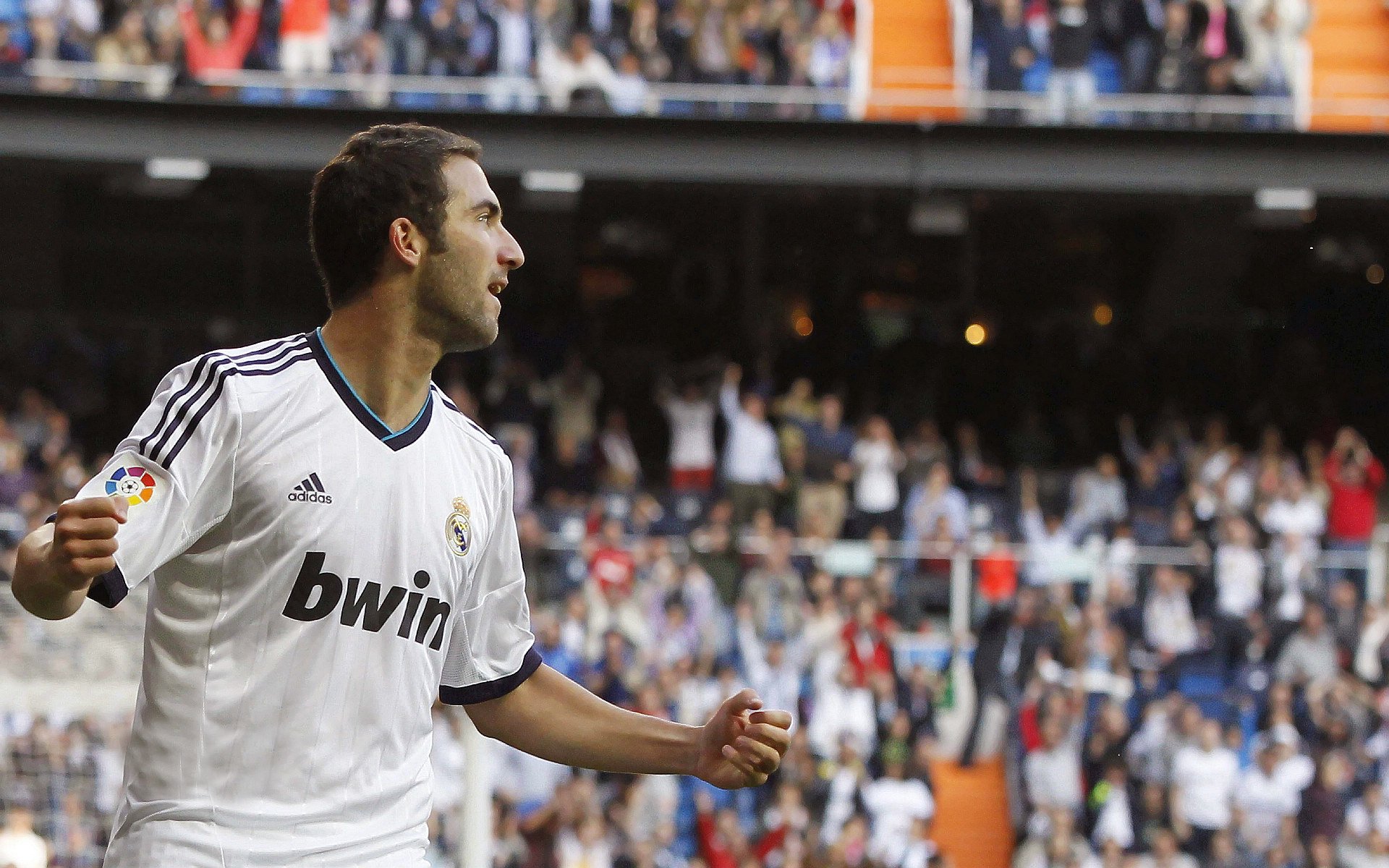 毫厘之间的胜利，雷诺险胜哈斯，维斯塔潘闪耀赛场