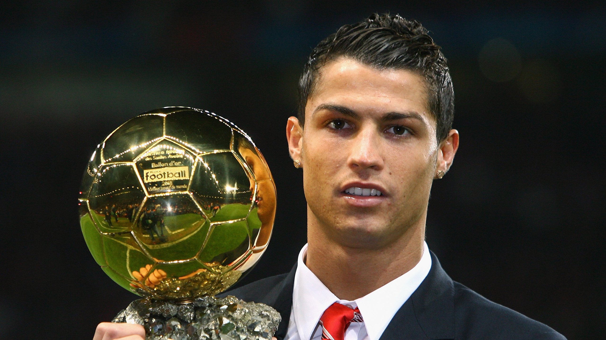 双线鏖战,绿茵场的波兰铁骑与球台边的藏獒嘶吼